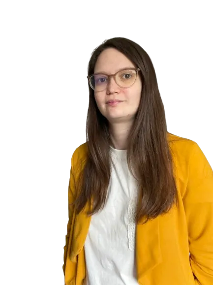 Portrait de l'animatrice, en veste jaune.